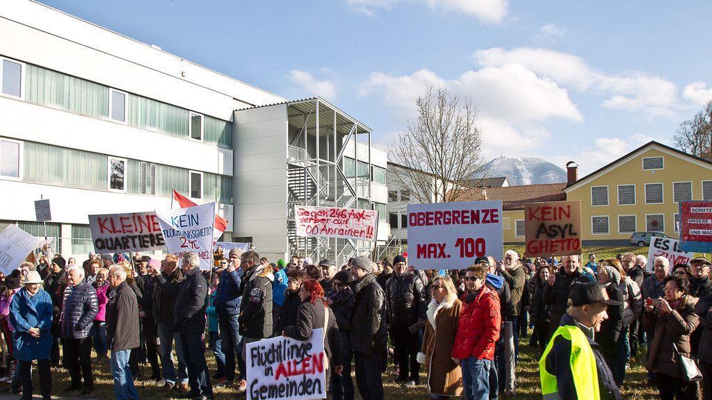 200 Personen demonstrieren gegen Asyl-Großquartier in Straniakstraße