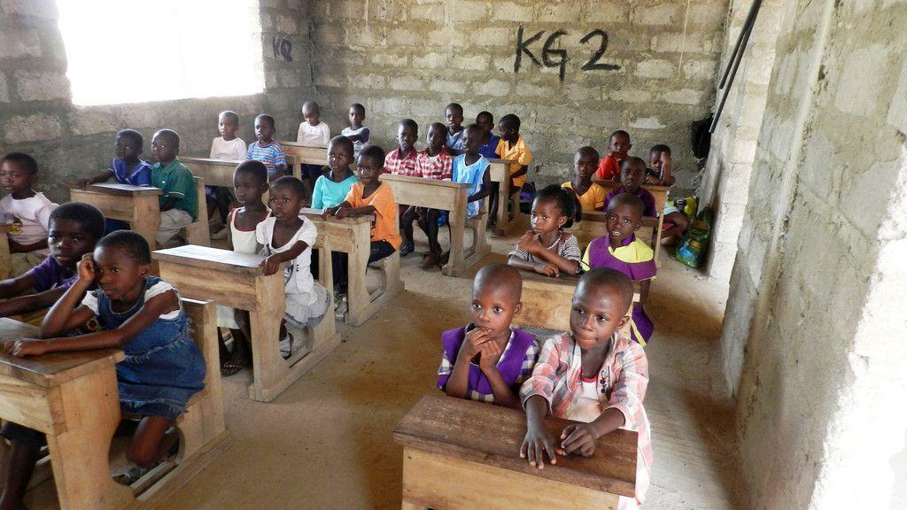 Lehrer baut Schulbänke in Ghana