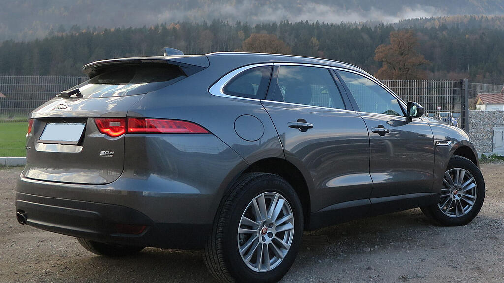 F-Pace Heckansicht.jpg