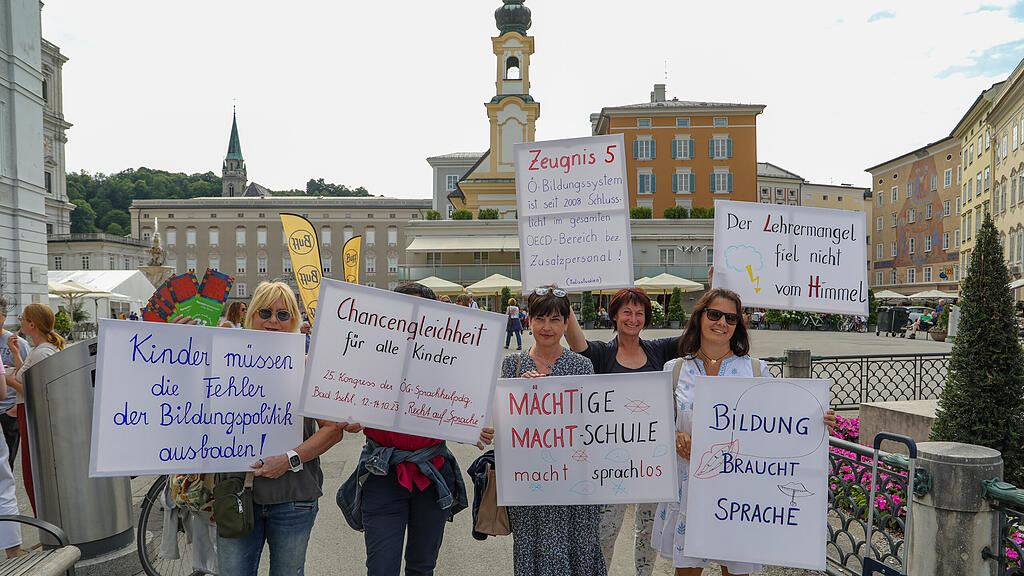 "Bildung brennt" - Kundgebung am Mozartplatz