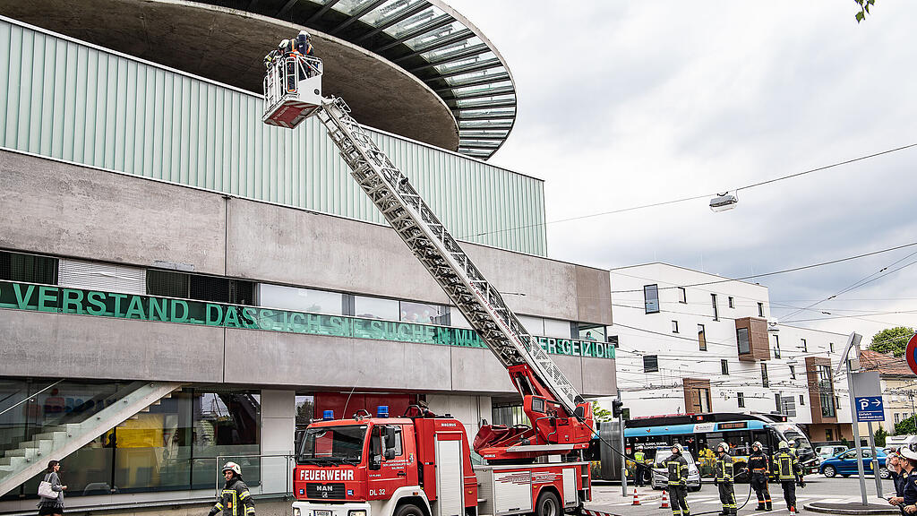 Einsatz\u00fcbung mit brennendem Hubschrauber