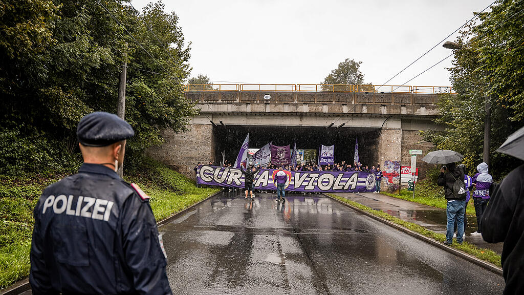 Die Fans von Austria Salzburg beim Fanmarsch vor dem Zweitliga-Spiel gegen den FC Liefering.