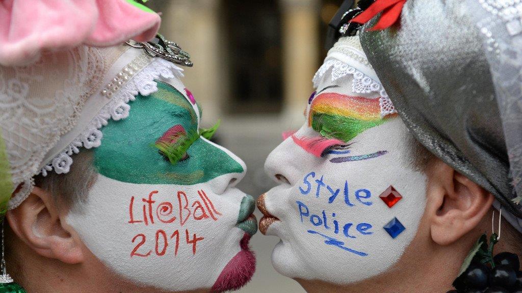 Life Ball 2014: Erste Gäste am Magenta Carpet (Kostüme)