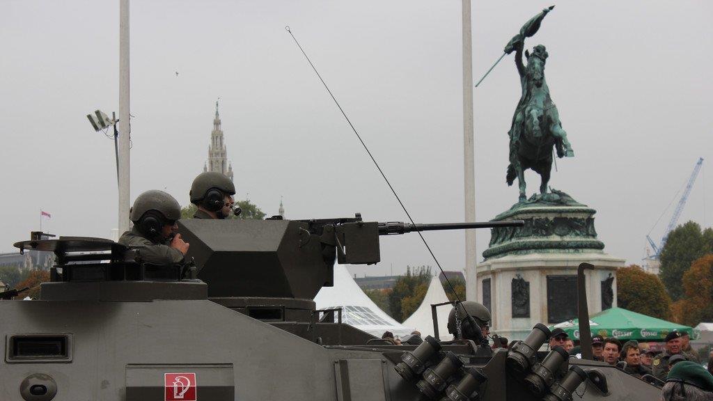 Weltrekord: Franz Müllner zieht Pandur-Radpanzer am Wiener Heldenplatz (Vienna.at)