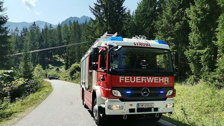 AUto-Absturz auf Postalmstraße in Strobl