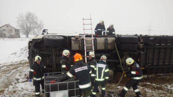 Lkw kippt um und verliert Diesel