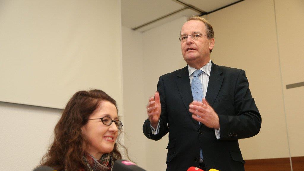 Monika R. tritt vor Medien