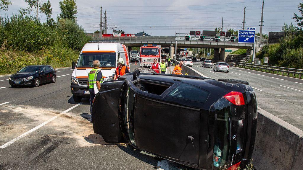 Pkw-Überschlag auf der A1 bei Kleßheim
