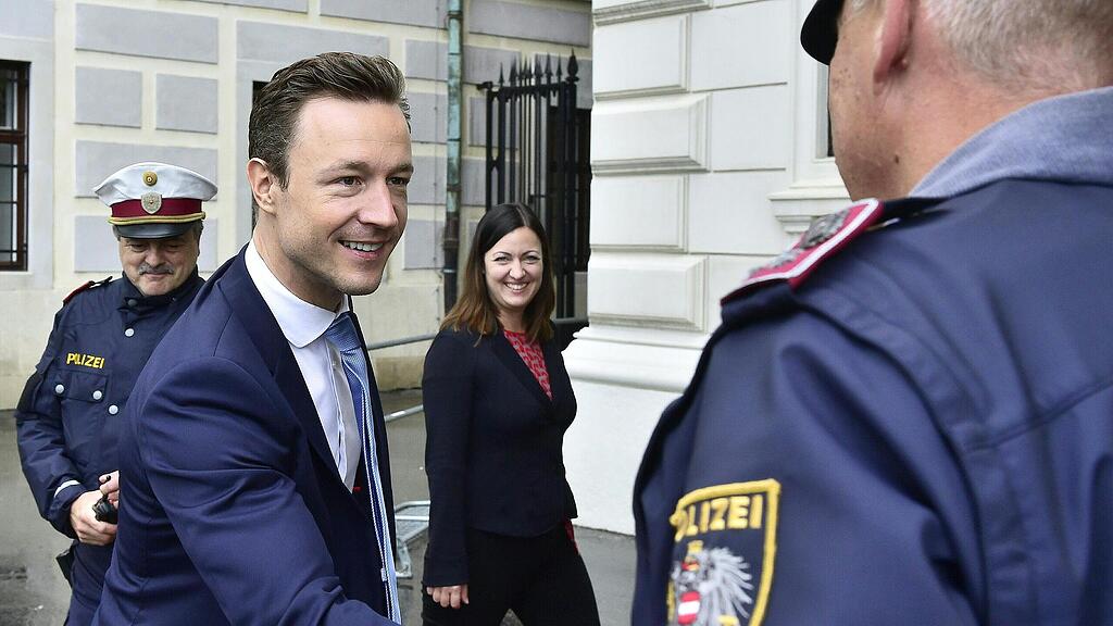 AMTSENTHEBUNG DER REGIERUNG DURCH DEN BUNDESPR\u00c4SIDENTEN