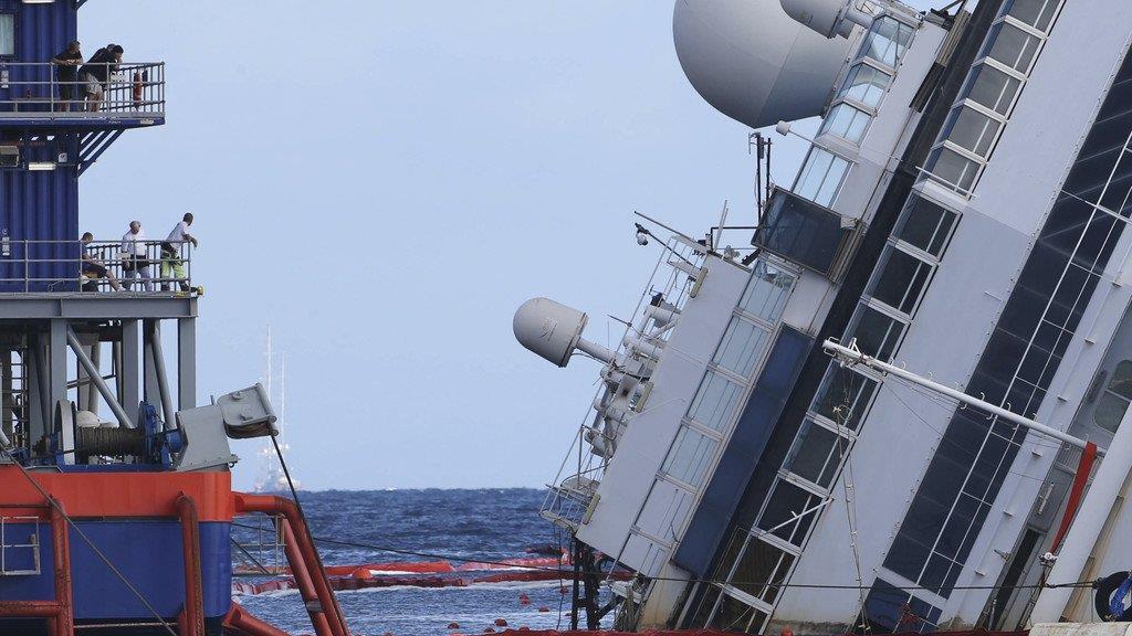 Costa Concordia taucht langsam aus den Fluten auf