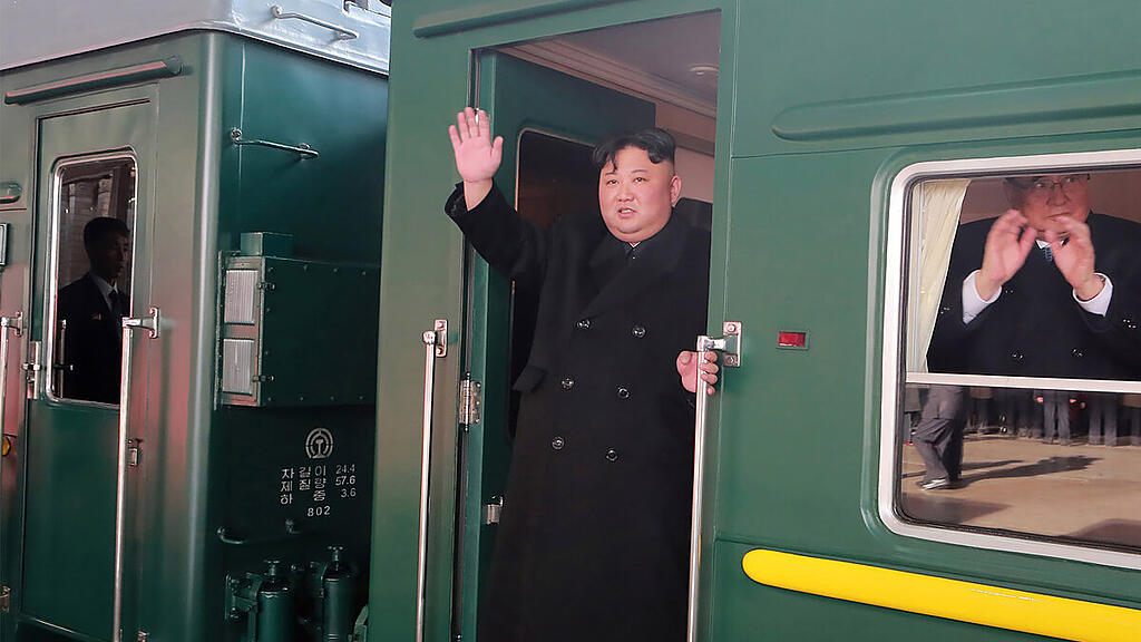 Wie in einem alten Film winkte Kim noch einmal aus dem Zug