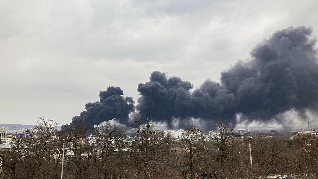 Schwarzer Rauch über der Stadt Lwiw