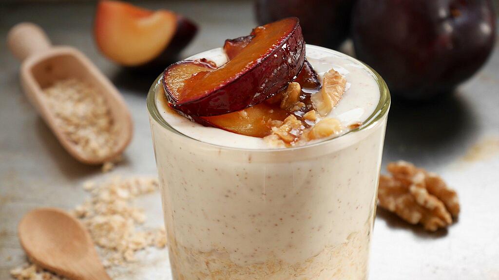 Das Haferflocken-Zwetschken-Müsli schmeckt als Dessert und Frühstück.