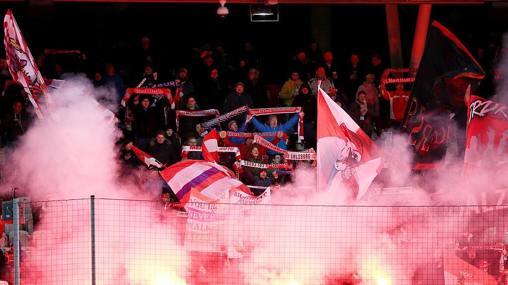 Rund 2.000 Fans begleiten Salzburg nach Dortmund.