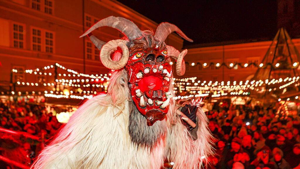 Perchtenlauf in erster Raunacht am Salzburger Christkindlmarkt