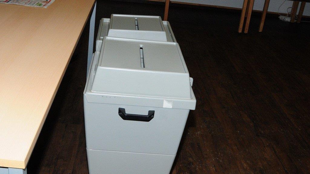 Erste Wahllokale geöffnet