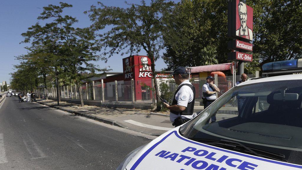 Marseille: Auto rast in Bushaltestelle