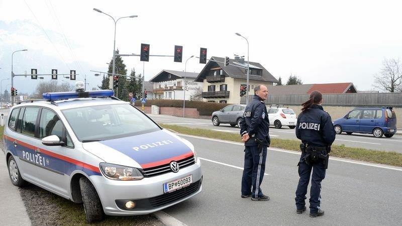 Pkw-Lenker prallt in Laterne