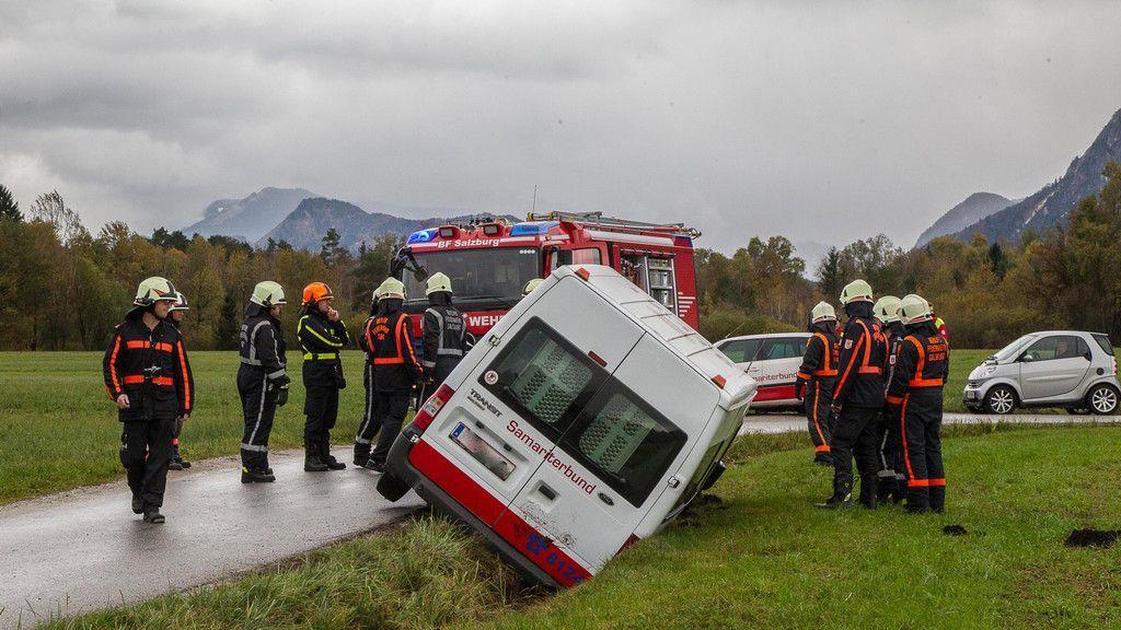 Sternhofweg: Transporter kippt in Graben