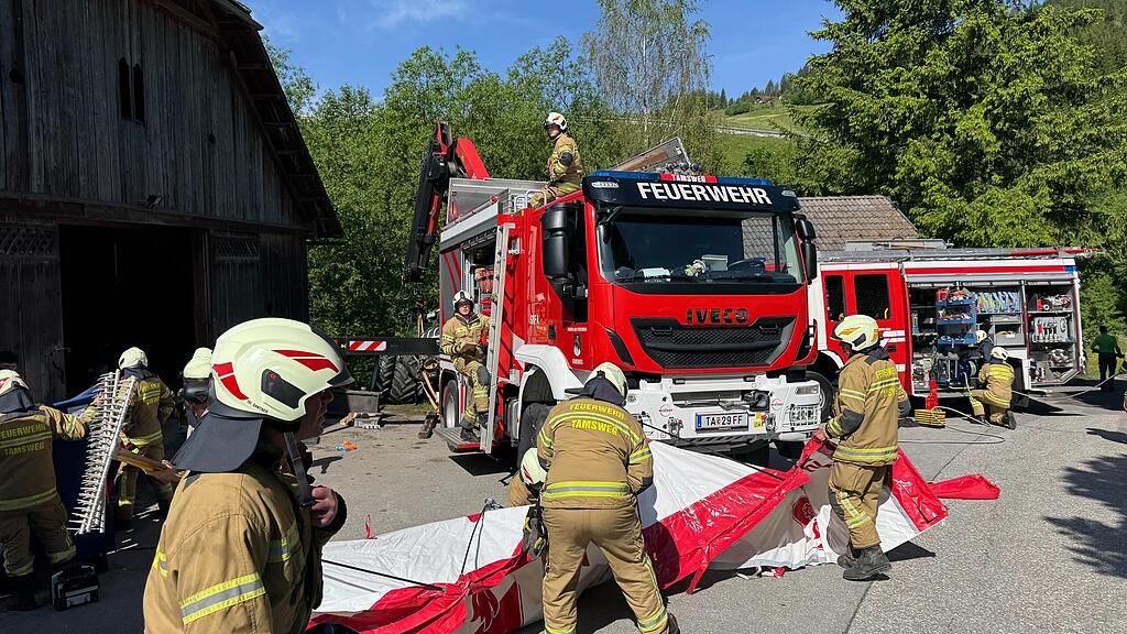 Tamsweg: Person unter Traktorreifen eingeklemmt