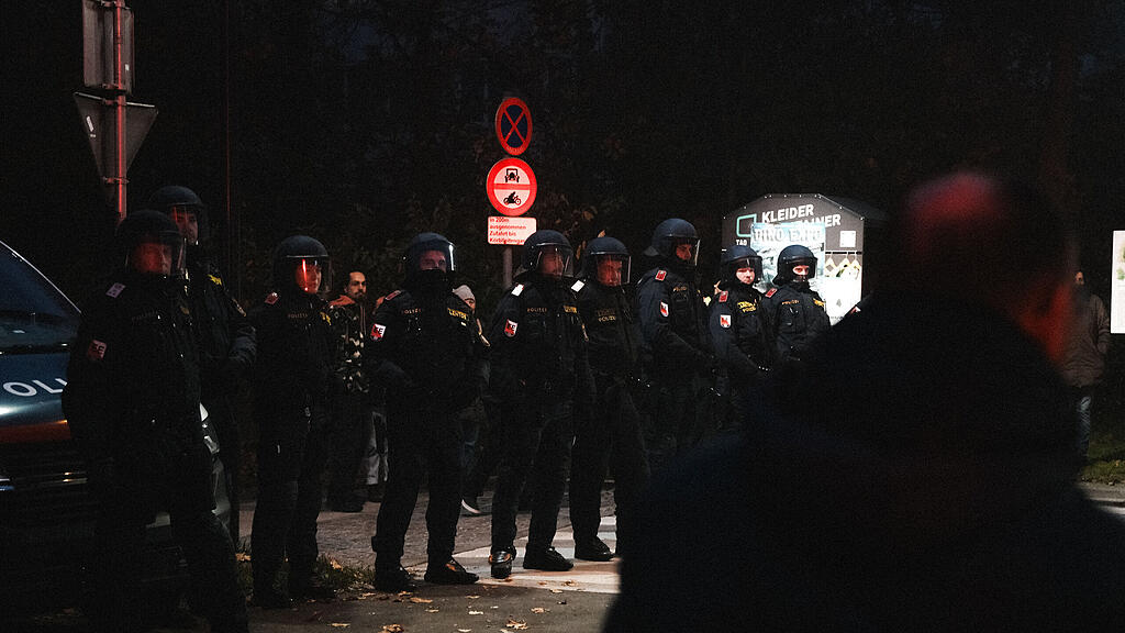 Fanmarsch von Go Ahead Eagles in Salzburg