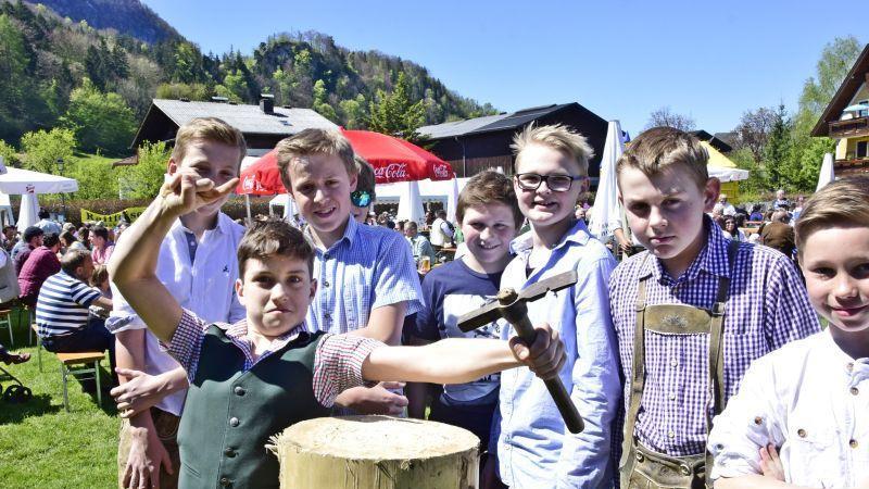 Maibaumaufstellen in Grödig