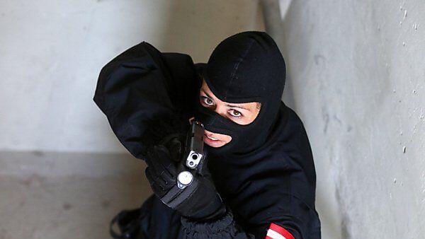 Beamte des Einsatzkommandos Cobra beschlagnahmten bei einer Hausdurchsuchung die Schreckschusspistole.