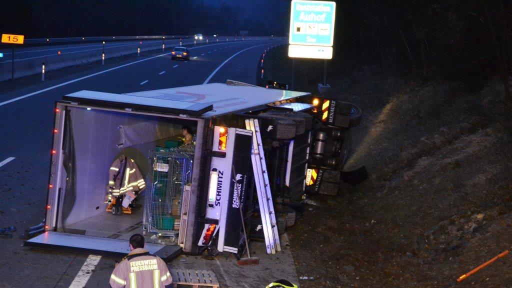 Lkw auf der A1 bei Pressbaum umgestürzt