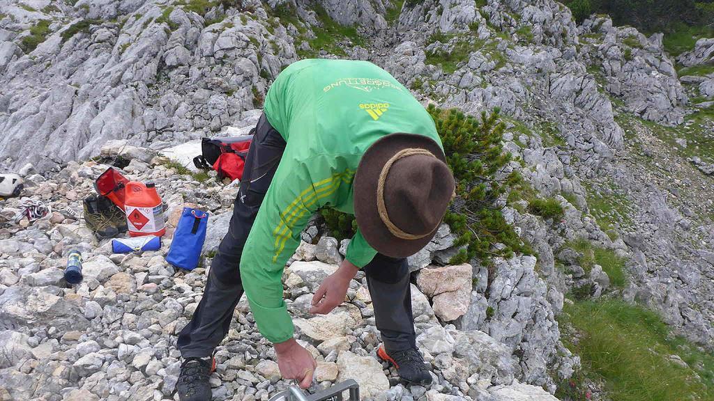 Höhlenretter säubern Riesending-Höhle