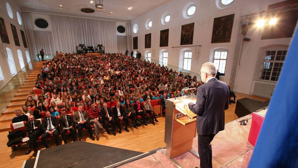 Van der Bellen bei Schülerdiskussion in Salzburg