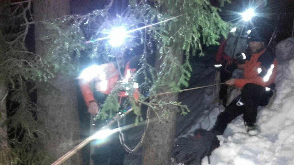 Skitourengeher aus Felswand gerettet