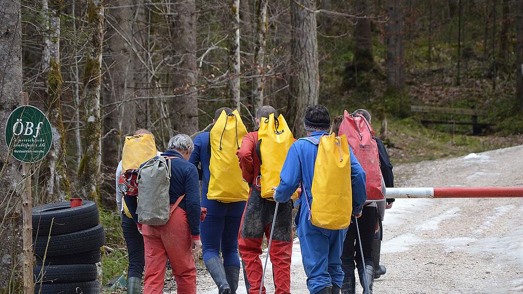 Einsatzkräfte am Weg zur Hirlatzhöhle in Hallstatt.