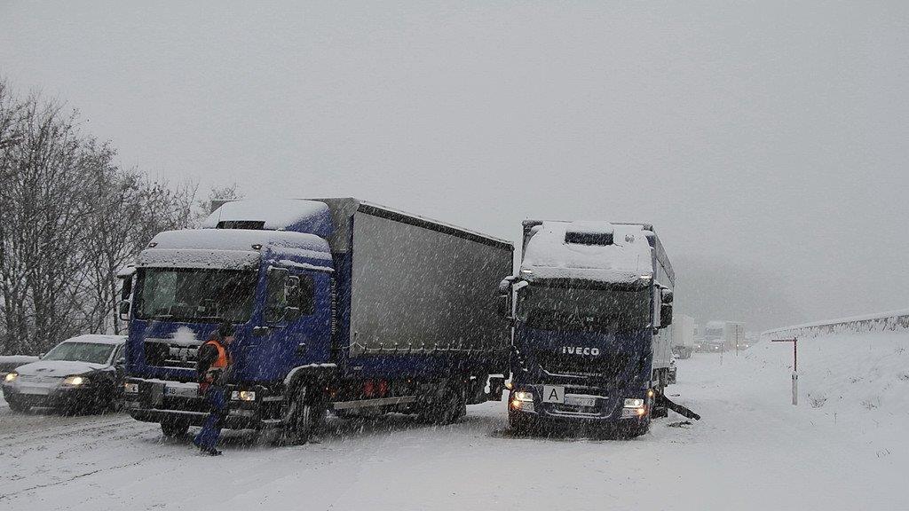 Schnee sorgt für Unfälle und Verkehrschaos: Stau auf der A1