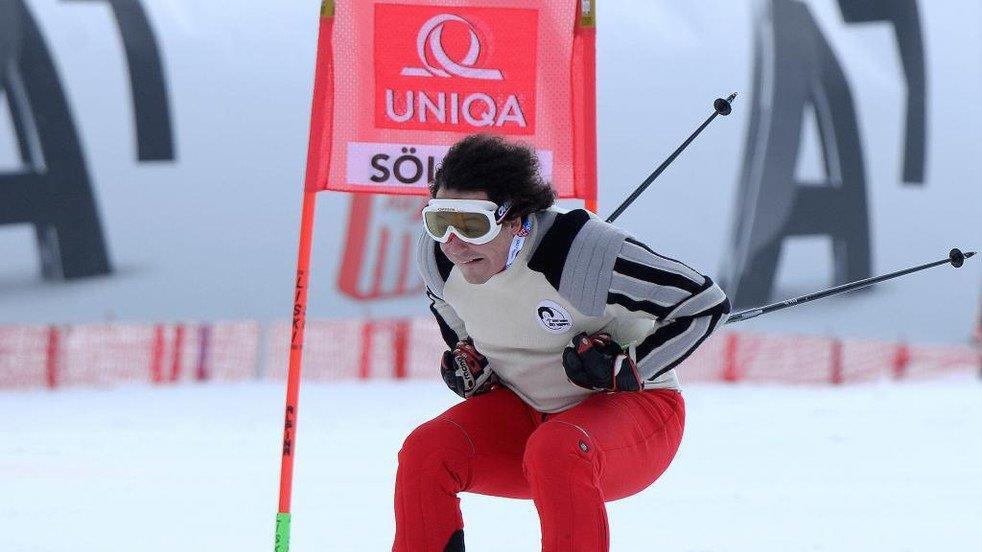Schönfelder verabschiedet sich in Sölden im 70er-Outfit
