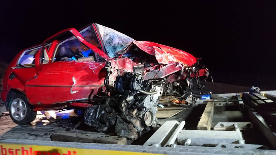 Bei dem Geisterfahrerunfall auf der A1 blieb nur Schrott über.