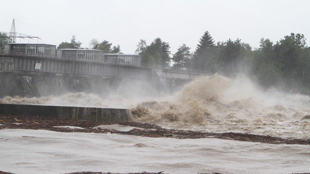 Hochwasser: Abtransporte im Kraftwerk Braunau