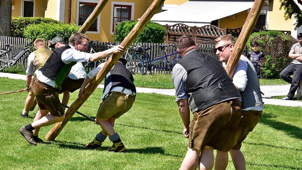 Maibaumaufstellen in Grödig