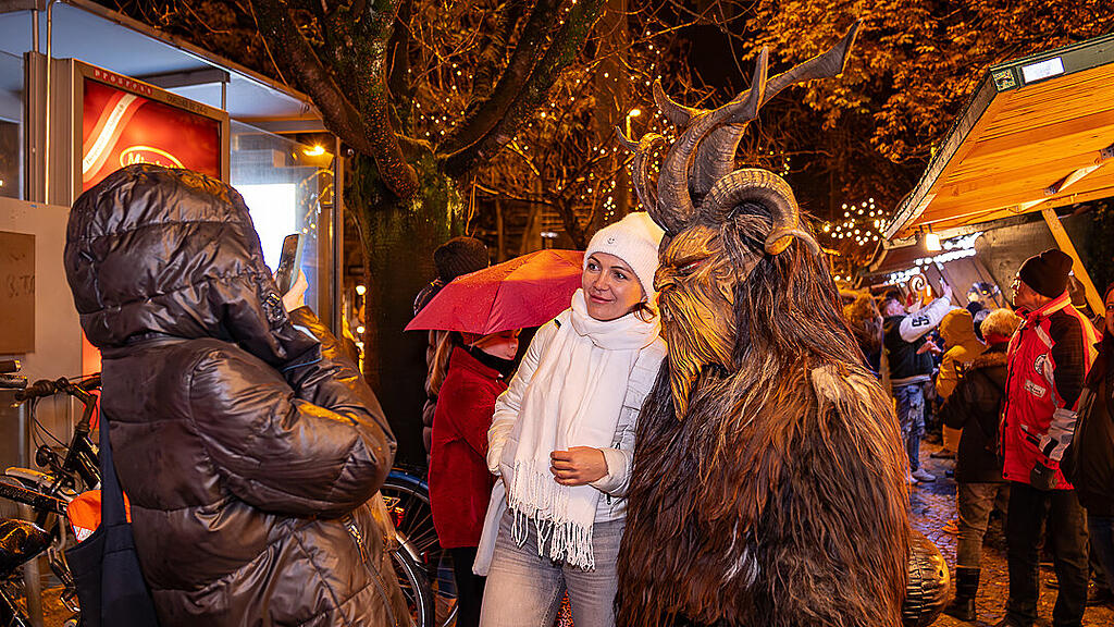 Alt Gnigler Krampusse beim Weihnachtsmarkt am Mirabellplatz