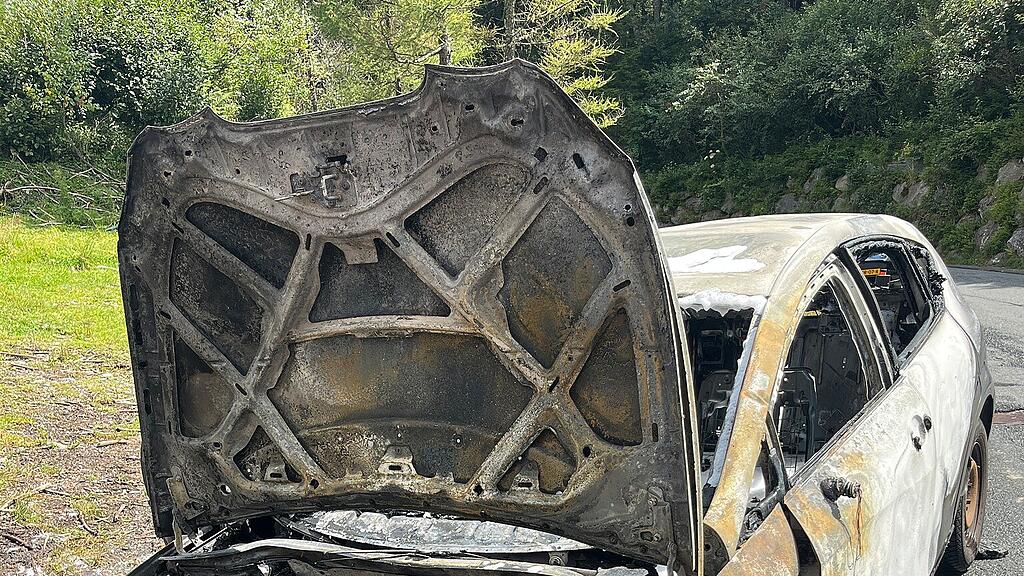 Auto auf B165 in Wald im Pinzgau in Flammen