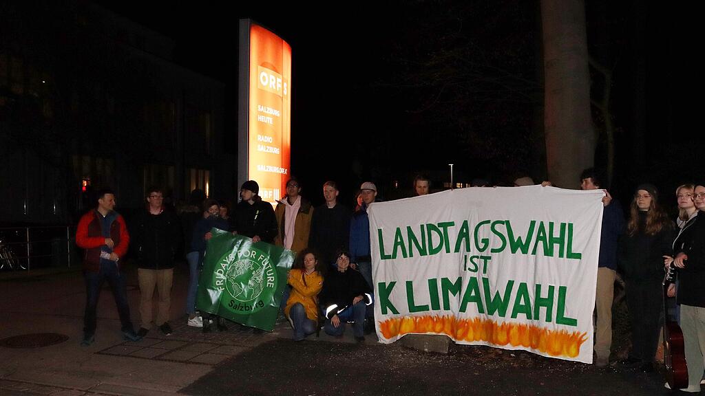 Klimaaktivisten demonstrieren vor der ORF Landeszentrale!