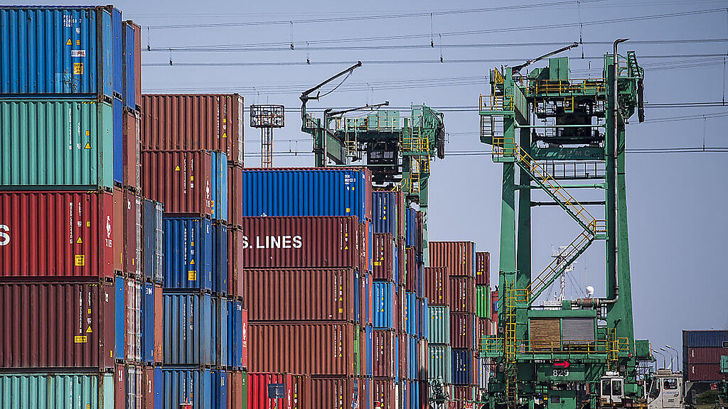 In Shanghai stauen sich wieder die Container (Archiv)