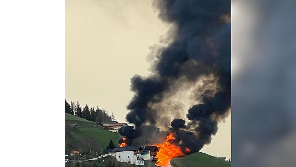 Gro\u00dfbrand auf Bauernhof in Taxenbach
