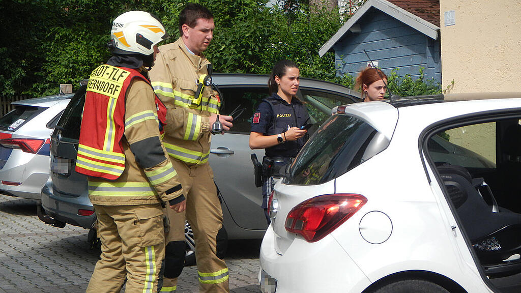 FF Oberndorf rettet Kleinkind aus Auto