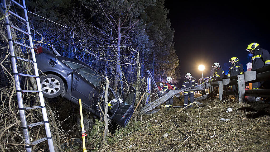NÖ: Auto landet nach Crash in Bäumen