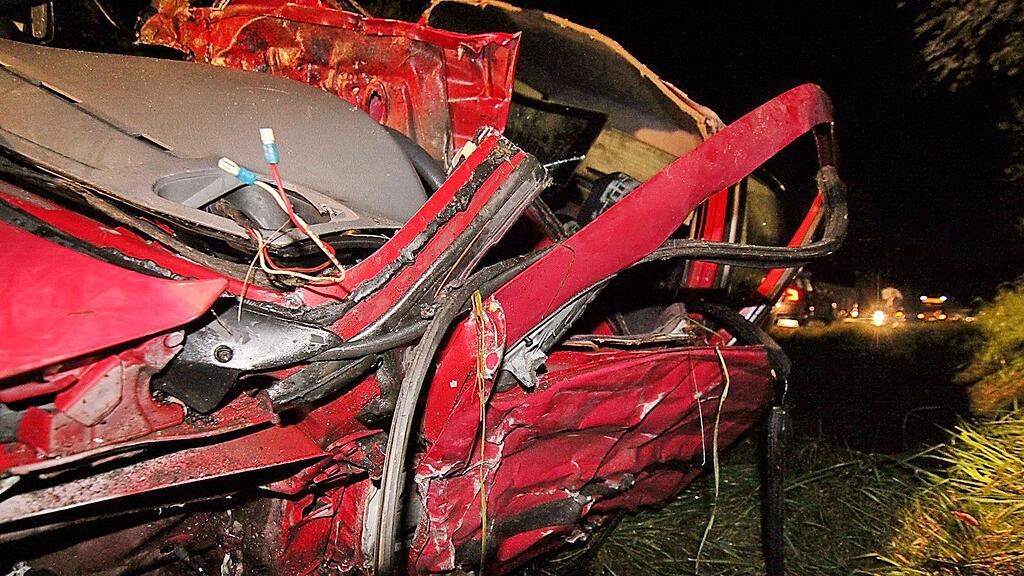 Der 42-jährige Pkw-Lenker aus Oberösterreich wurde bei dem Frontalcrash schwer verletzt.