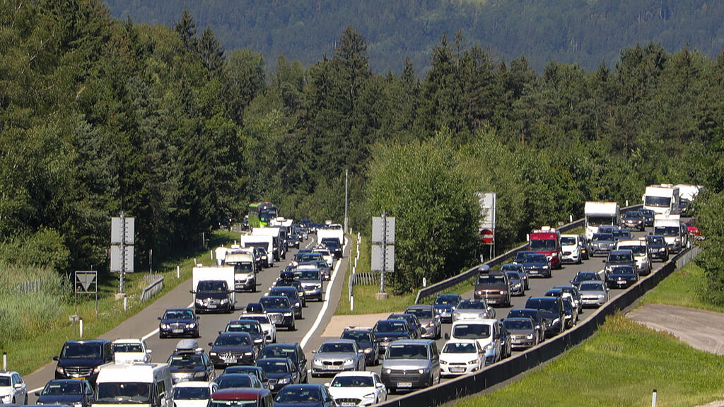 stau a1 a10 reiseverkehr