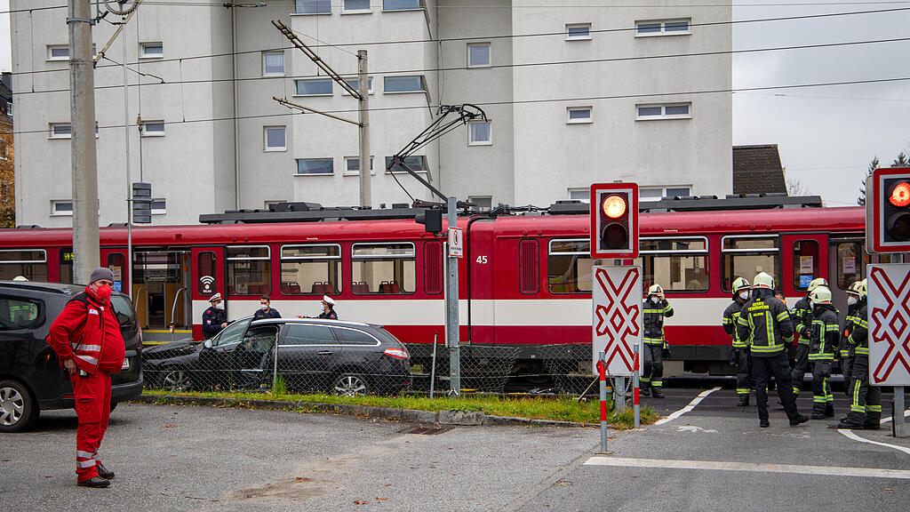 Pkw kontra Lokalbahn in Itzling