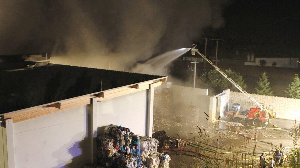 Brand in Müllentsorgungsfirma in St. Pantaleon II