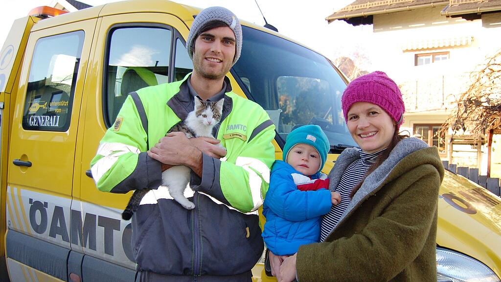 ÖAMTC-Pannenhelfer Thomas Emberger und Eva Himly mit Sohn Florian und dem herrenlosen Kätzchen.