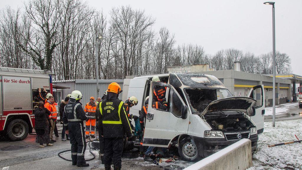 A1: Kleintransporter brennt auf Raststation Söllheim